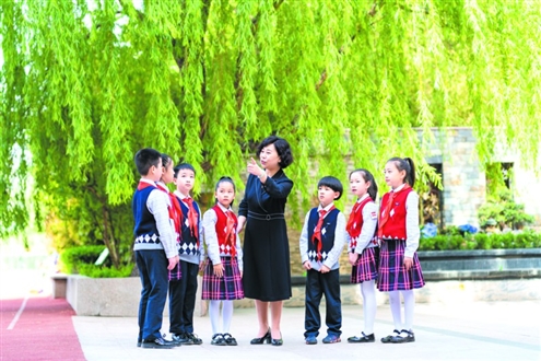 学校坚持构建全员参与、全学科渗透、全领域实施、全过程评价的全环境育人体系